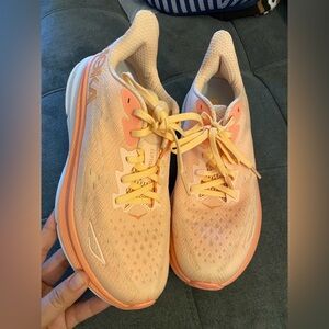 Hoka Women's Coral size 8.5 B  Athletic Shoes